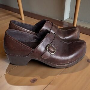 Dansko Tamara Clogs Sz 38 US 7.5/8 Brown Leather Buckle Slip On Comfort EUC